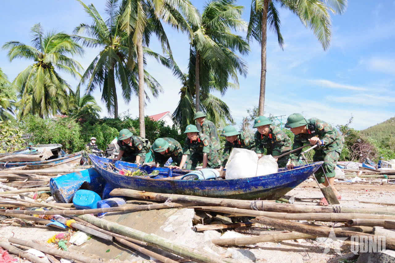 Bộ CHQS tỉnh Đắk Lắk: Ban chỉ huy Phòng thủ khu vực 1 - Sông Cầu hỗ trợ khắc phục hậu quả bão số 13